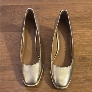 AEROSOLES Gold Heels with Square Toe Design